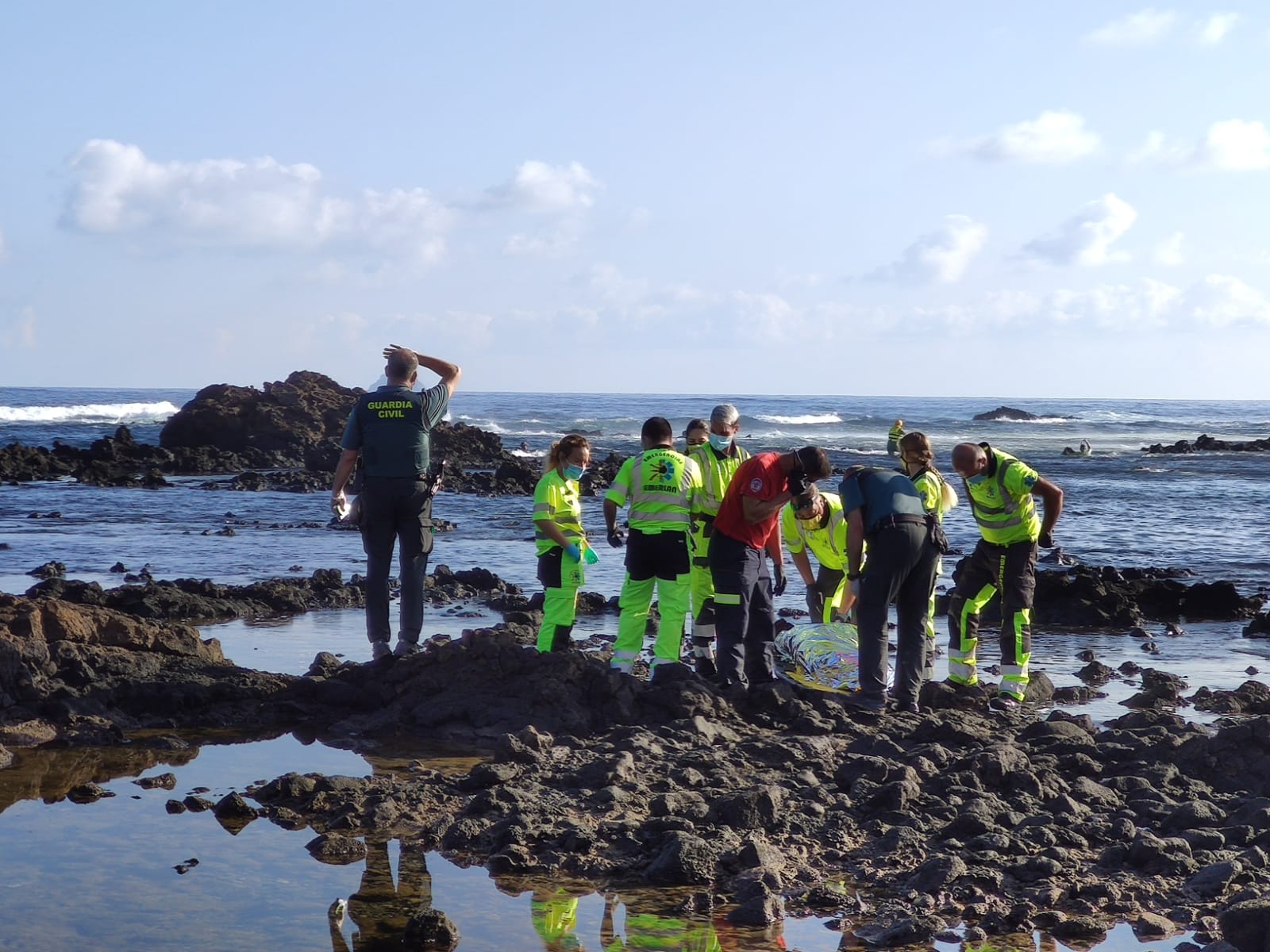 Dispositivo de búsqueda de los desaparecidos de la patera volcada en Órzola (Fotos: Sergio Betancort)
