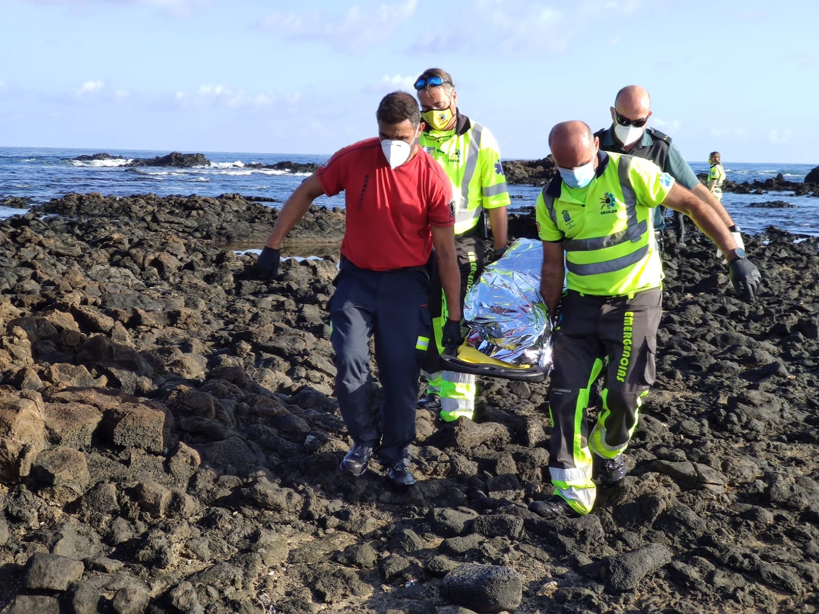 Dispositivo de búsqueda de los desaparecidos de la patera volcada en Órzola (Fotos: Sergio Betancort)