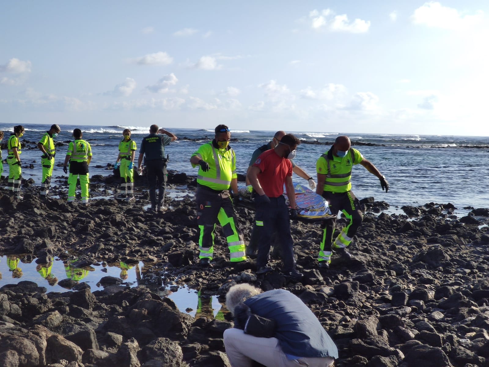 Dispositivo de búsqueda de los desaparecidos de la patera volcada en Órzola (Fotos: Sergio Betancort)