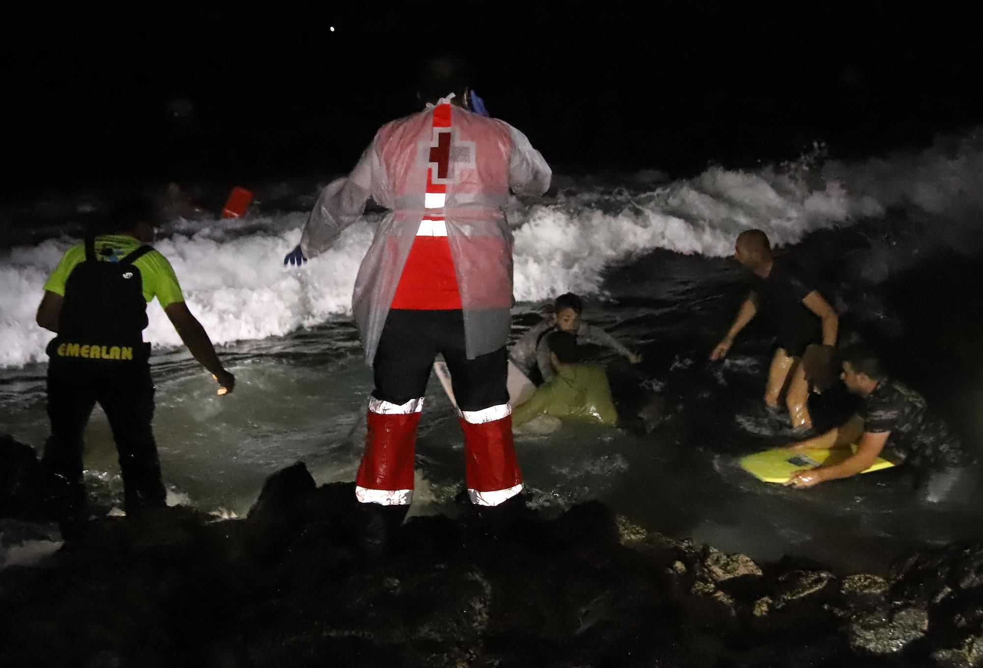 Rescate de inmigrantes en Órzola. Fotos: Sergio Betancort