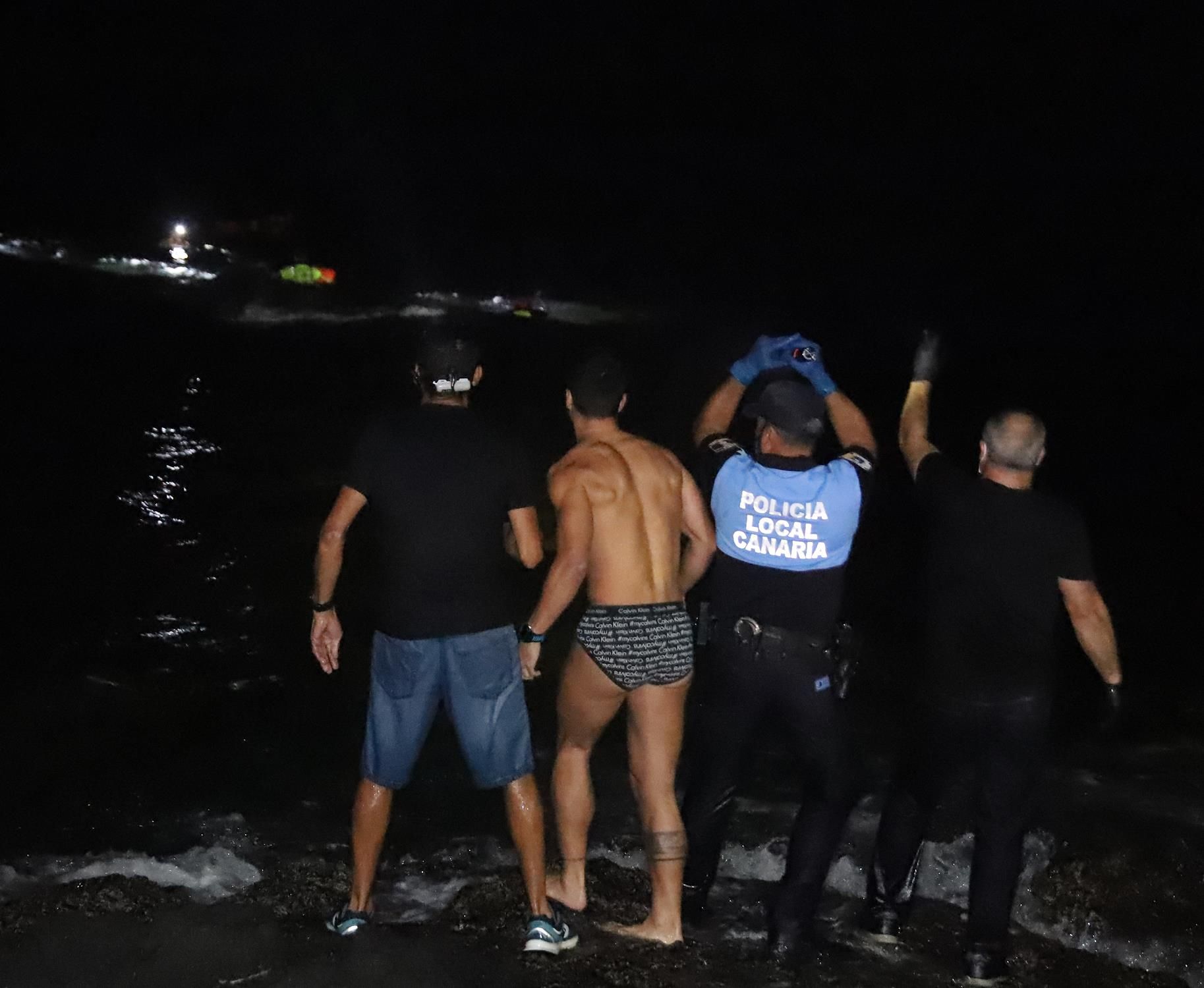 Rescate de inmigrantes en Órzola. Fotos: Sergio Betancort