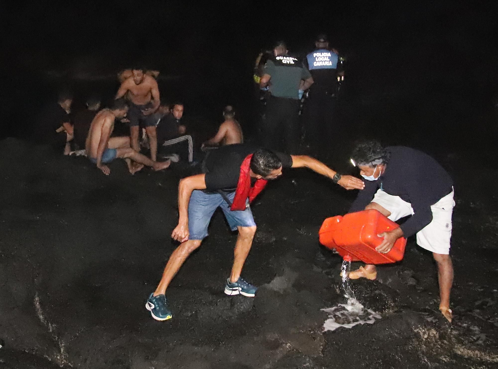 Rescate de inmigrantes en Órzola. Fotos: Sergio Betancort