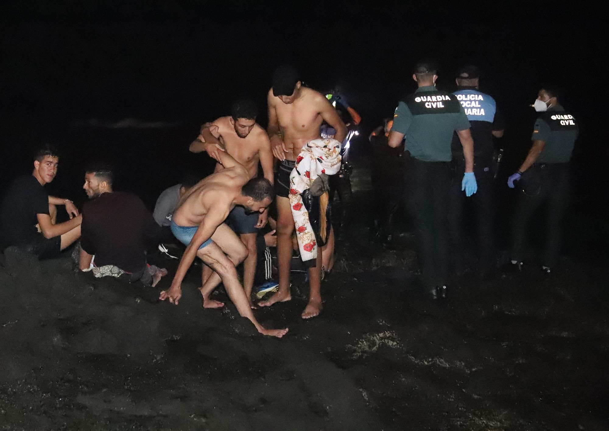Rescate de inmigrantes en Órzola. Fotos: Sergio Betancort