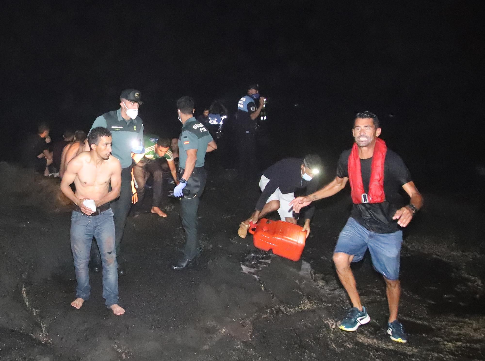 Rescate de inmigrantes en Órzola. Fotos: Sergio Betancort