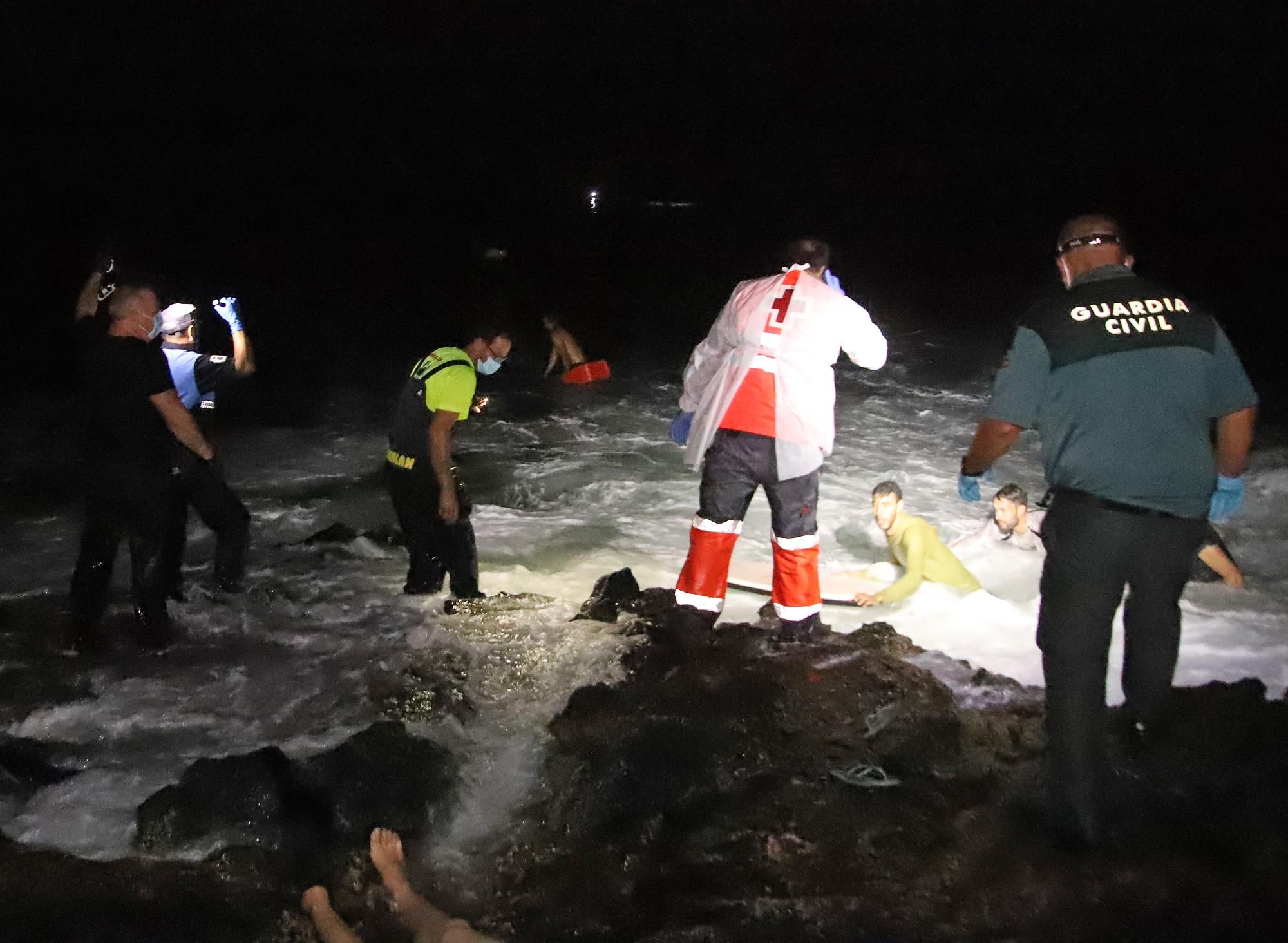 Naufragio de una patera en Órzola en noviembre de 2020. Fotos: Sergio Betancort