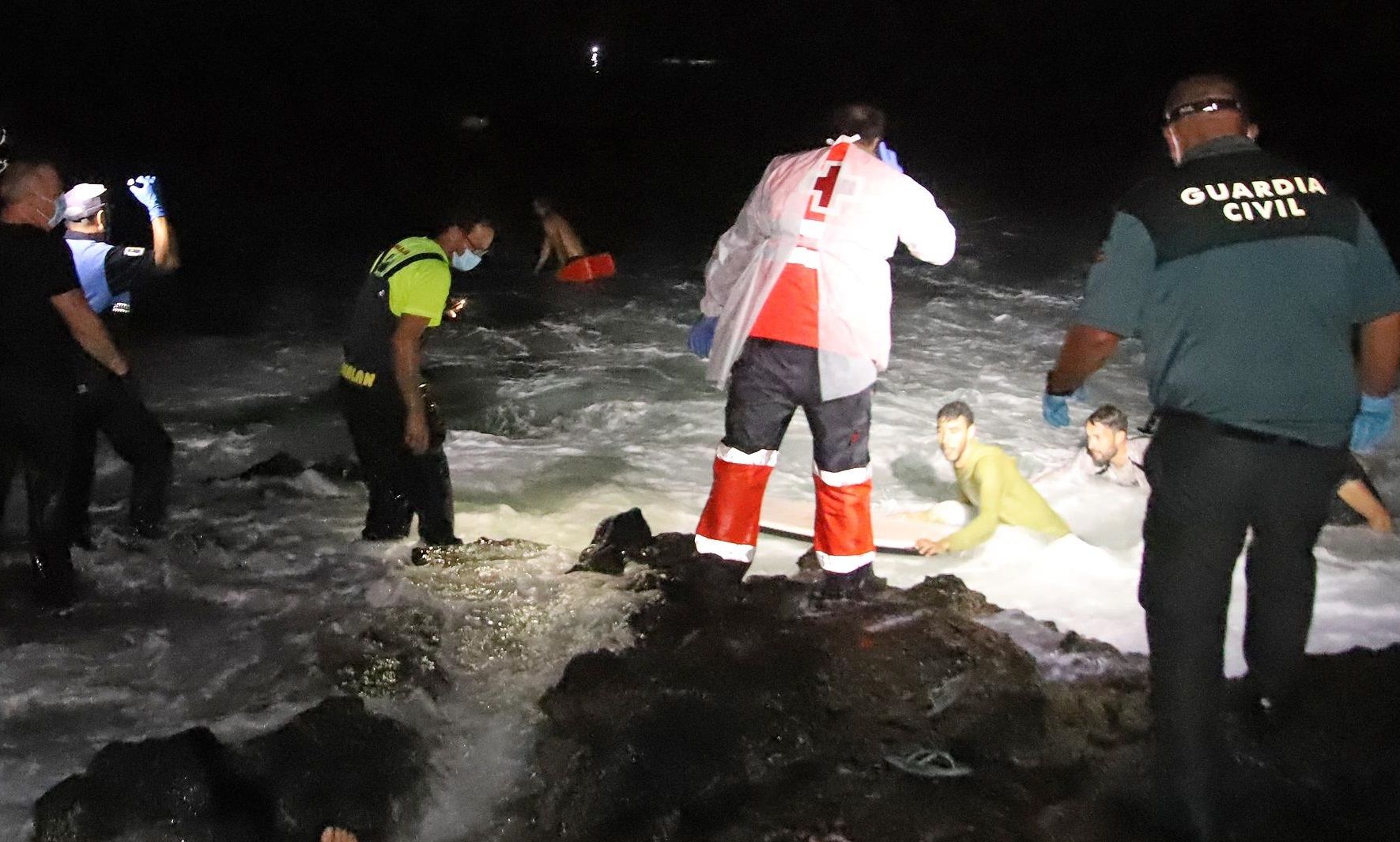 Imagen del rescate tras el vuelco de una patera junto a la costa de Órzola (FOTOS: Sergio Betancort)