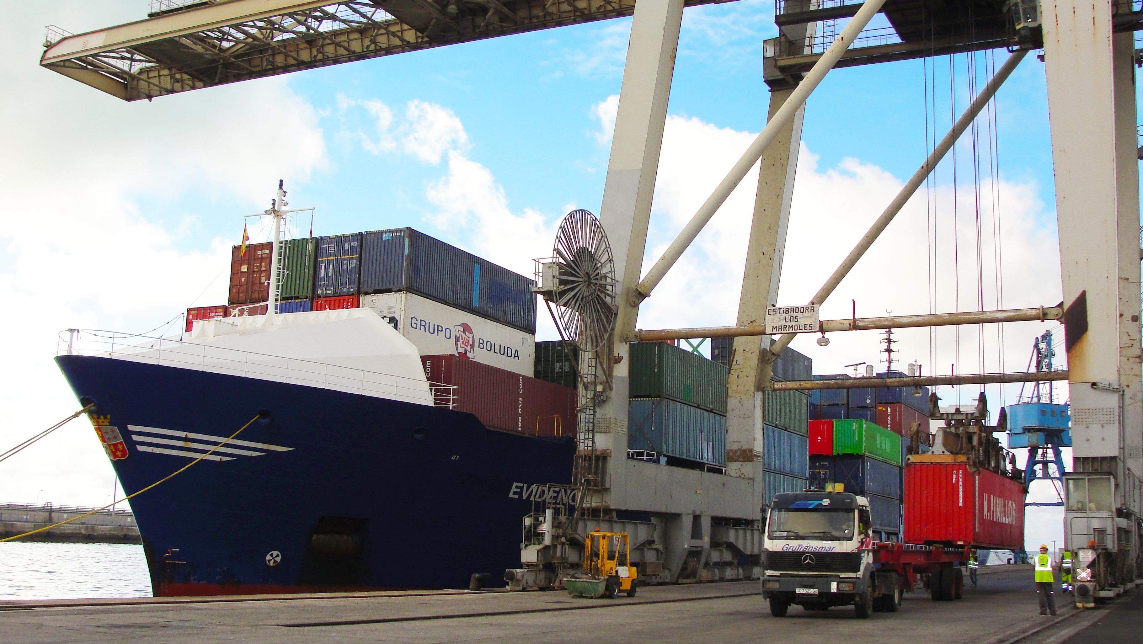 Buque de la empresa Boluda en el puerto