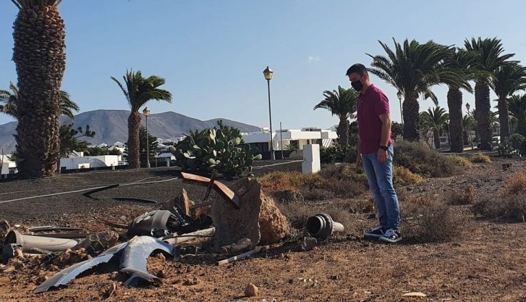 El concejal del PSOE en Yaiza muestra escombros abandonados en Playa Blanca