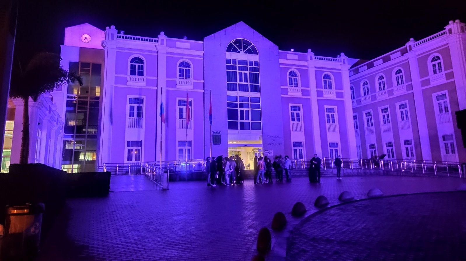 El Cabildo se ilumina con luz violeta contra la violencia de género