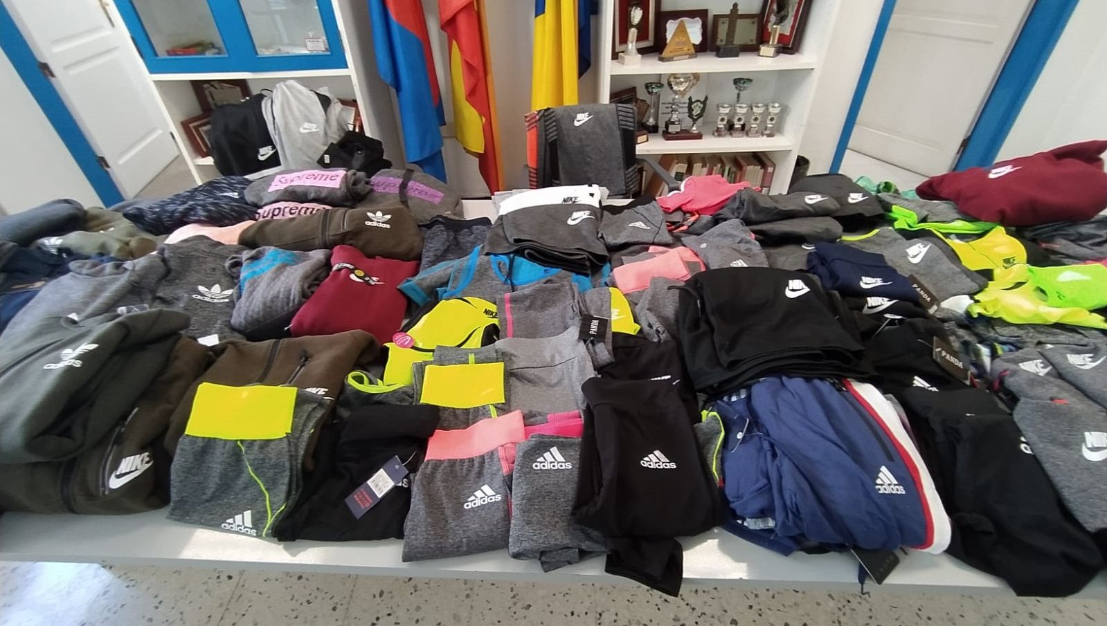 Prendas deportivas falsificadas incautadas por la Policía Local de Arrecife