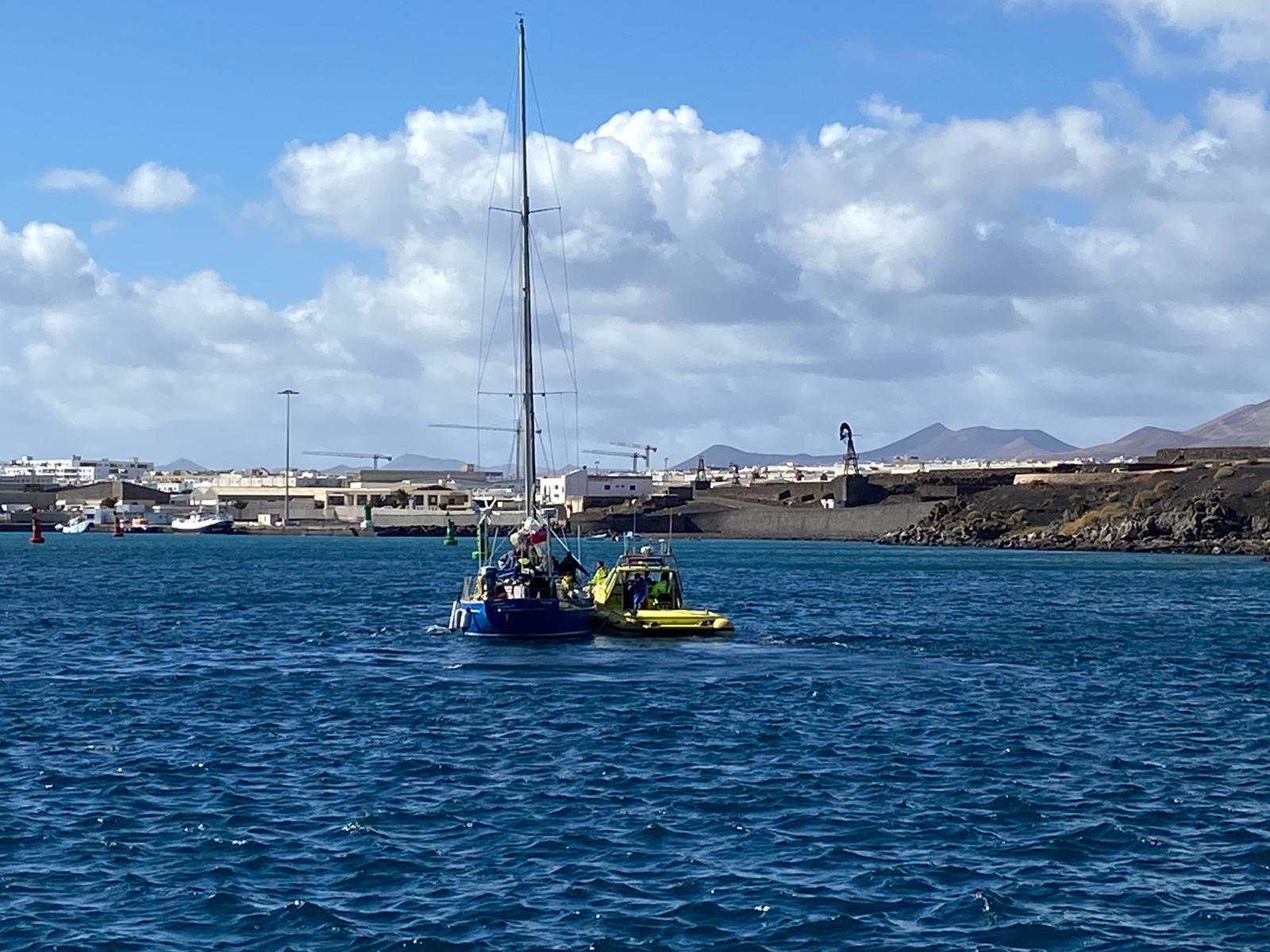 Emerlan rescata a un velero que se encontraba a la deriva en el norte de la isla