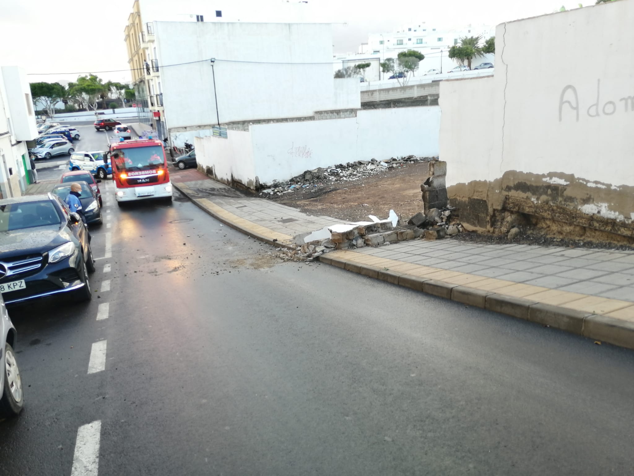 Cae un muro de un solar de la calle Puerto Rico de Arrecife