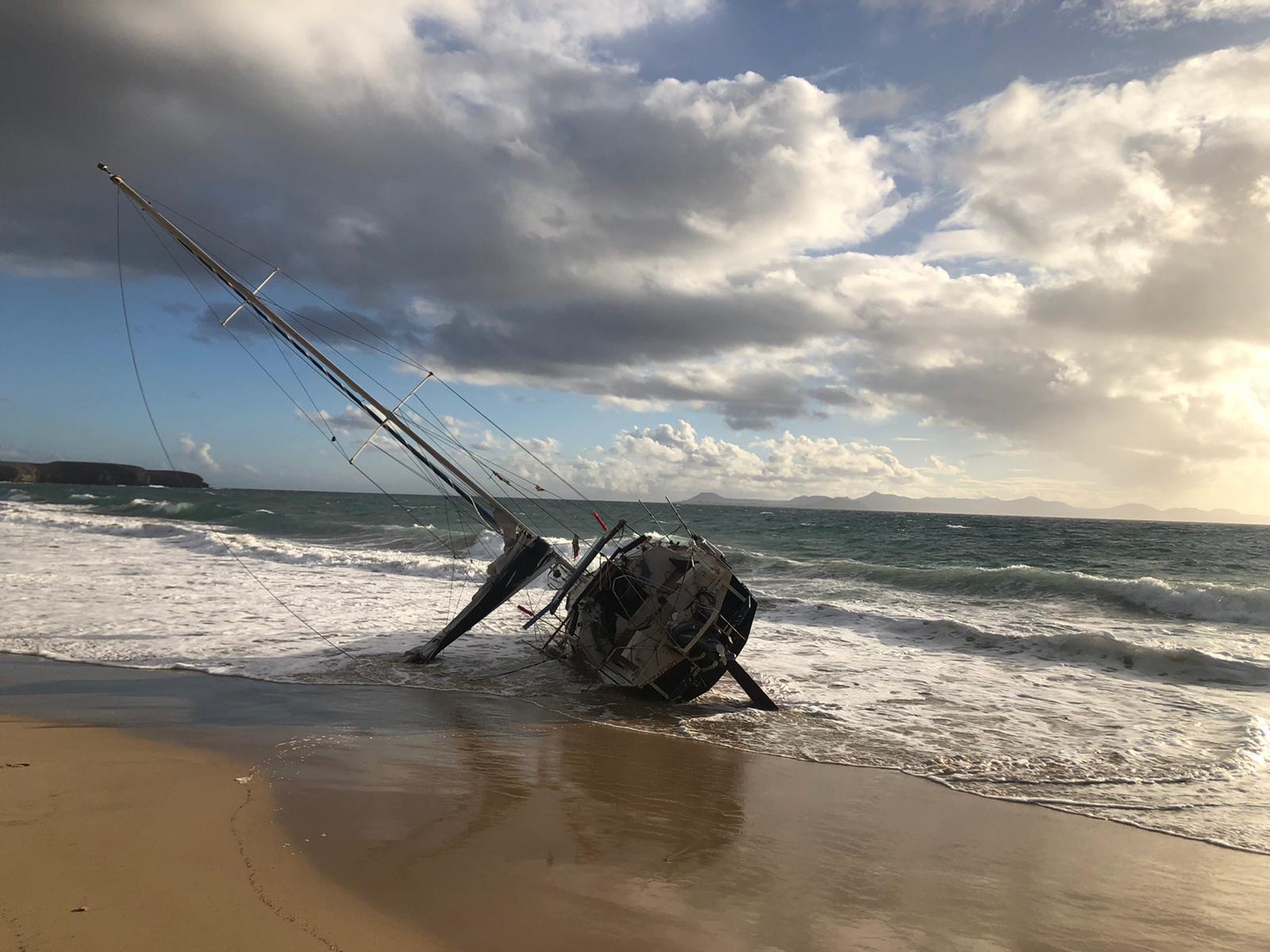 Un barco encalla en Papagayo