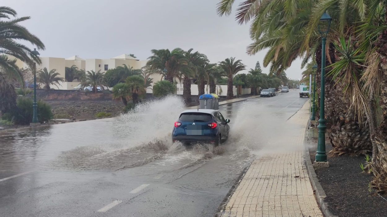 Calle anegada de agua tras la lluvia caída en una imagen de archivo.