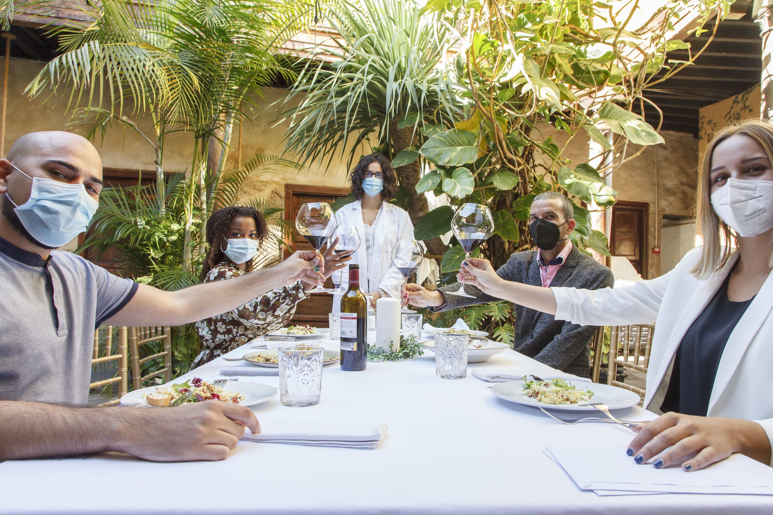 Canarias aconseja comidas al aire libre y con mascarillas en Navidad