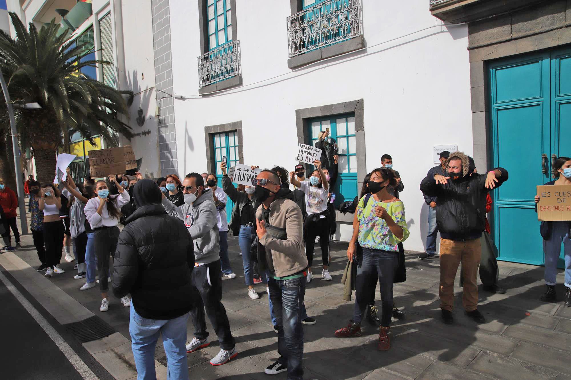 Unas cincuenta personas protestan por la manifestación de Vox. (Fotos: Sergio Betancort)