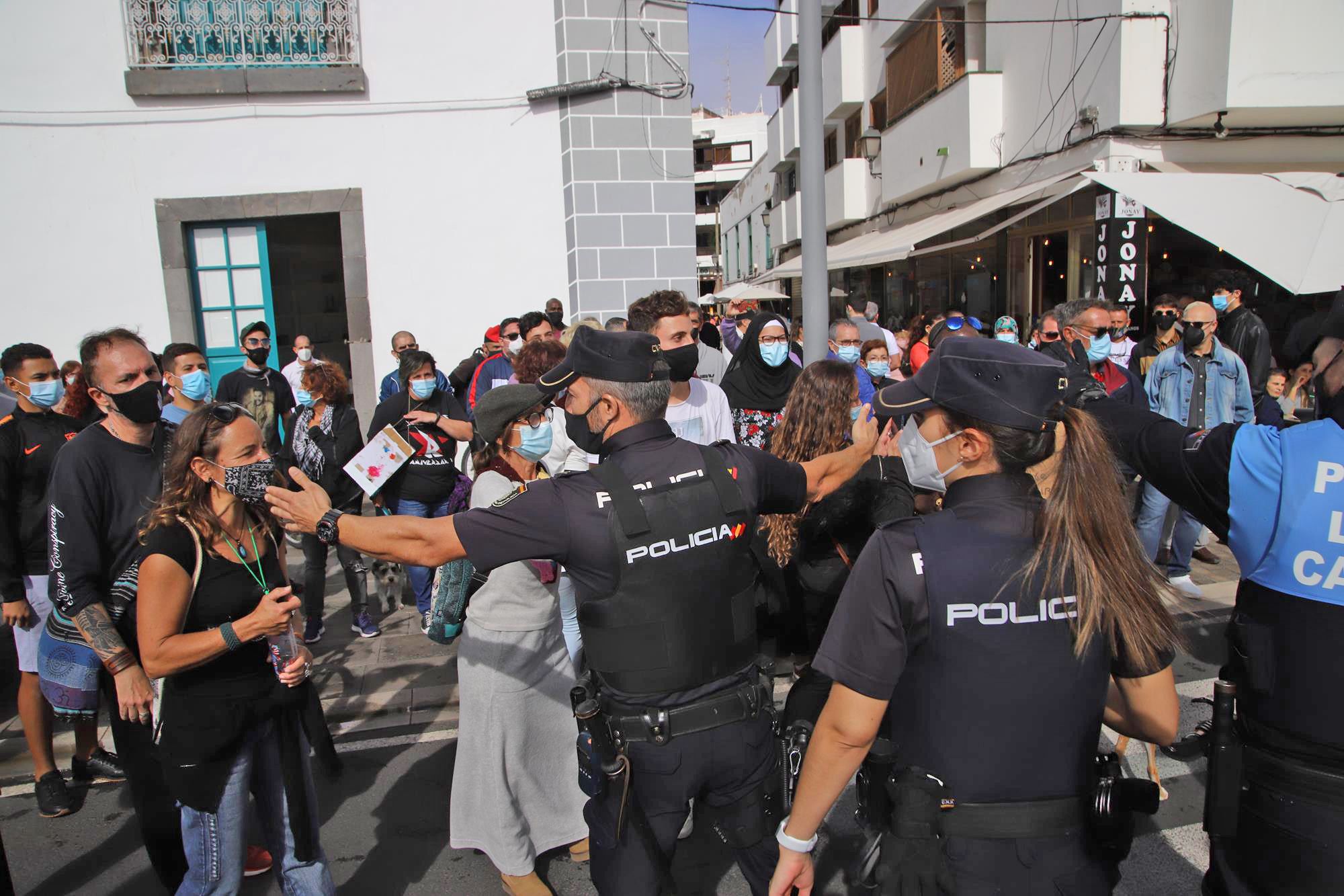 Unas cincuenta personas protestan por la manifestación de Vox. (Fotos: Sergio Betancort)