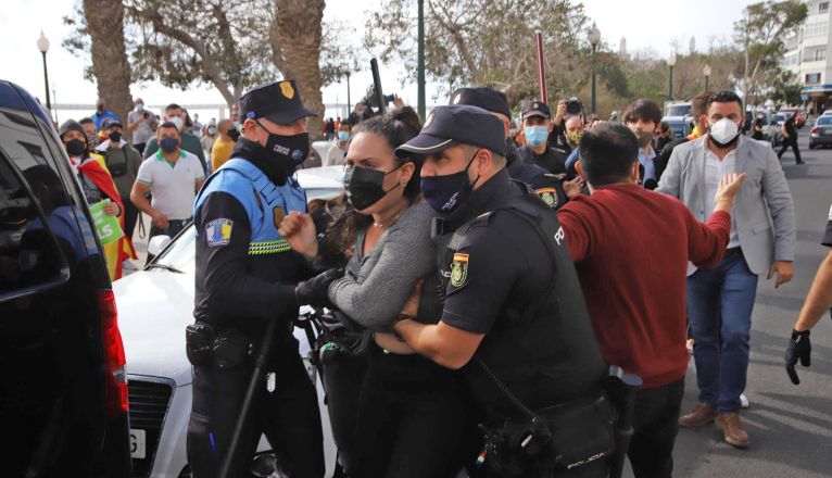 Unas cincuenta personas protestan por la manifestación de Vox. (Fotos: Sergio Betancort)