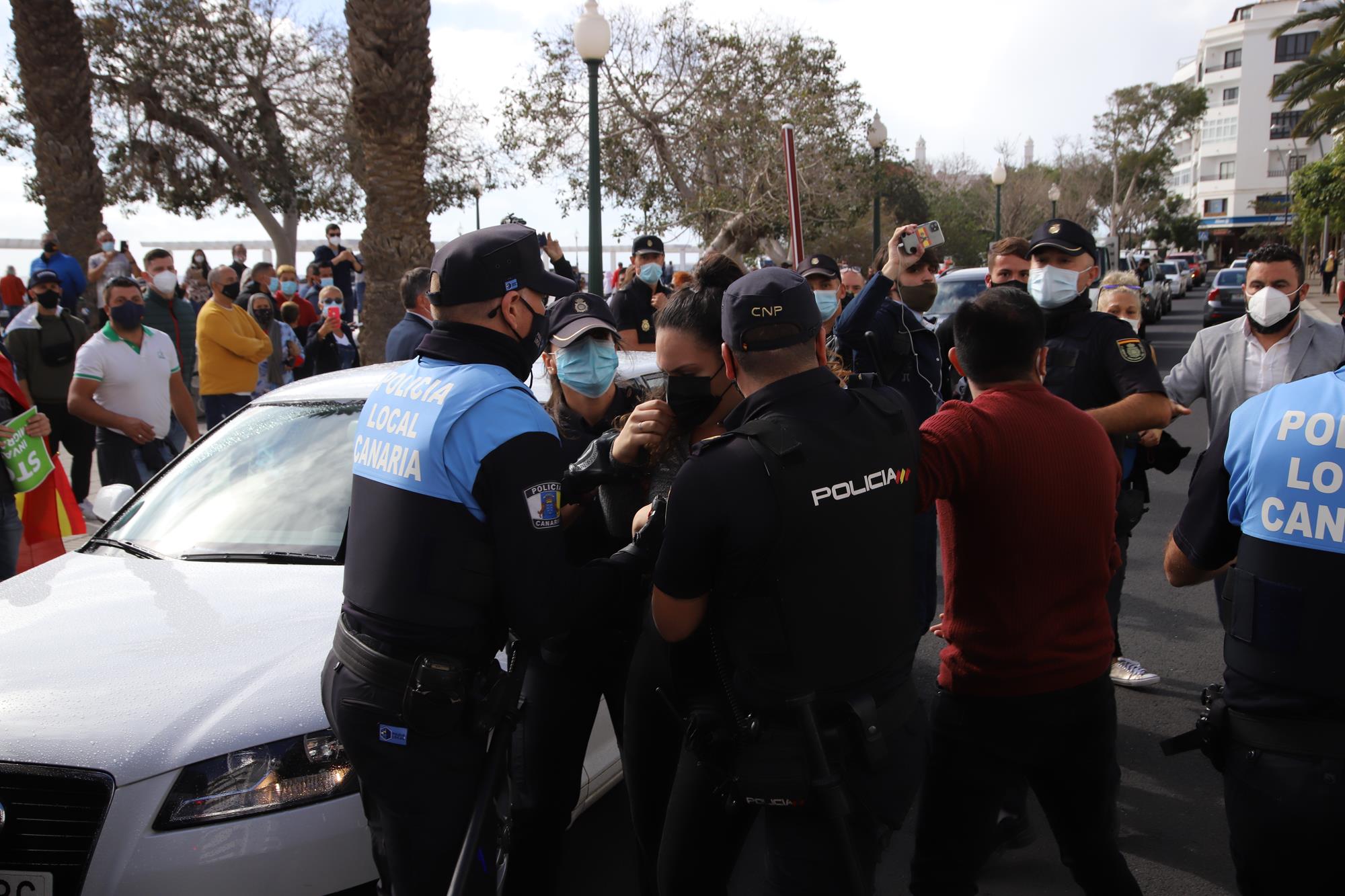 Unas cincuenta personas protestan por la manifestación de Vox. (Fotos: Sergio Betancort)
