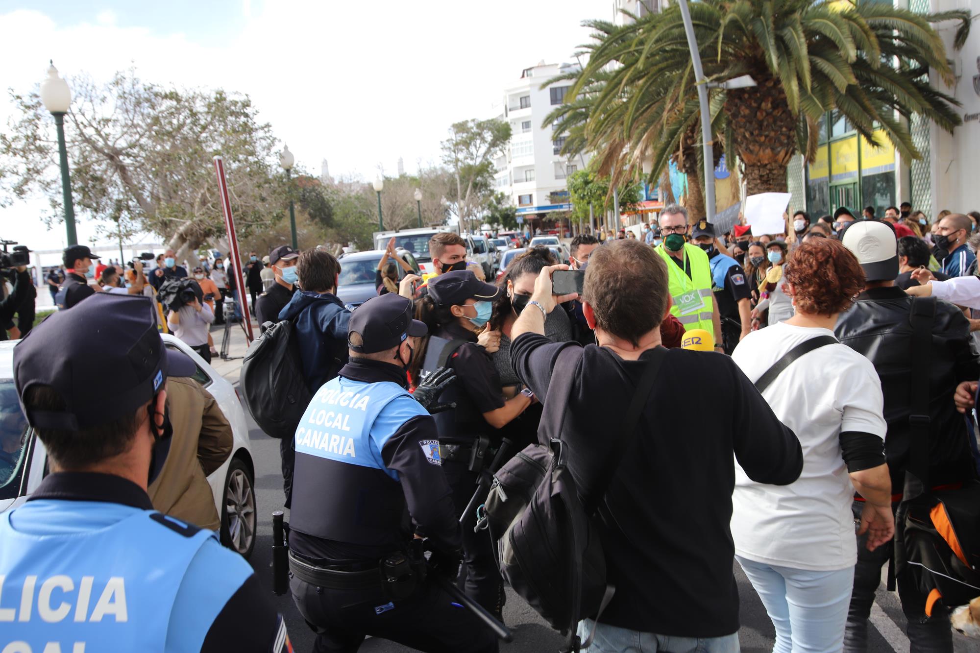 Unas cincuenta personas protestan por la manifestación de Vox. (Fotos: Sergio Betancort)
