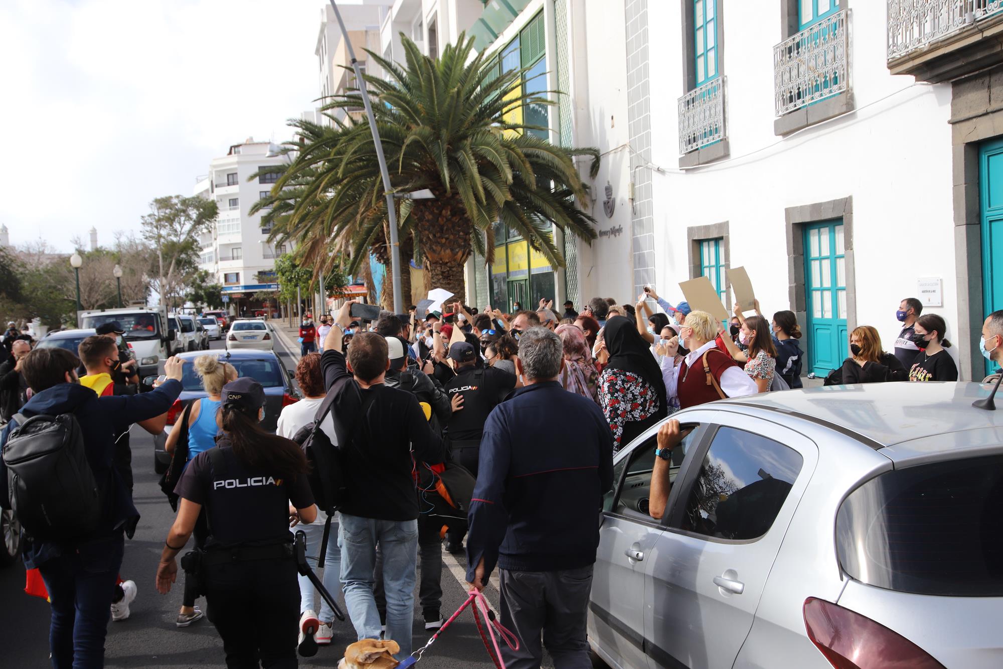 Unas cincuenta personas protestan por la manifestación de Vox. (Fotos: Sergio Betancort)