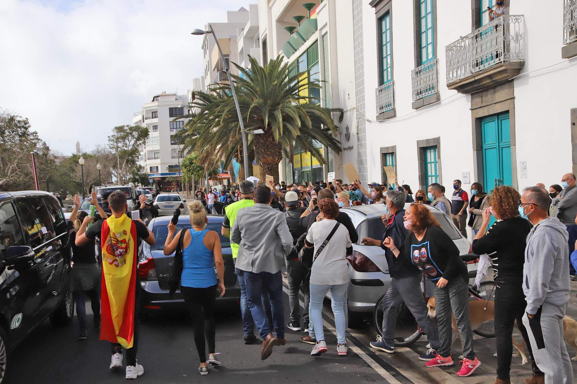 Unas cincuenta personas protestan por la manifestación de Vox. (Fotos: Sergio Betancort)