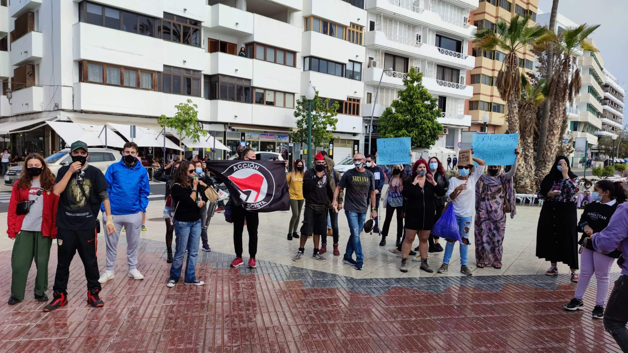 Unas cincuenta personas protestan por la manifestación de Vox. (Fotos: Sergio Betancort)