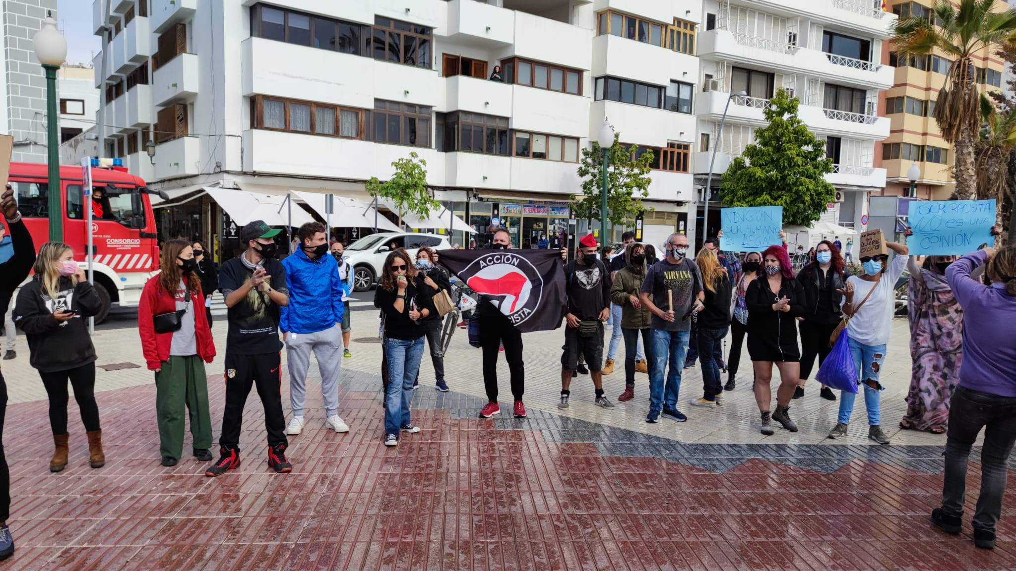 Unas cincuenta personas protestan por la manifestación de Vox. (Fotos: Sergio Betancort)
