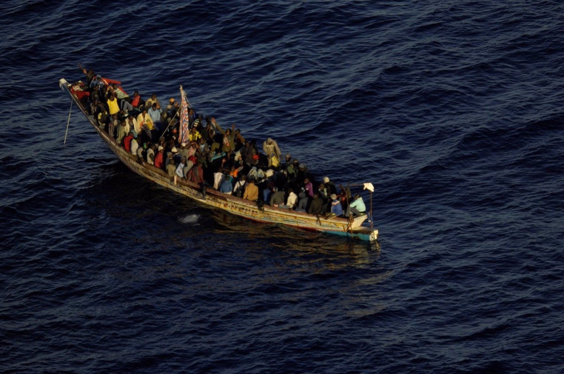 Imagen de un cayuco con inmigrantes rumbo a Canarias. EuropaPress