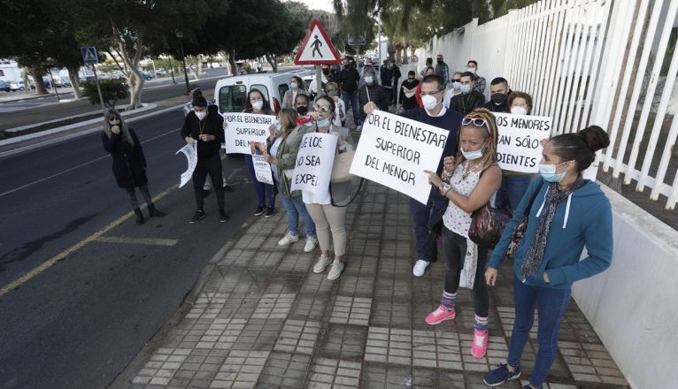 Protest in front of the headquarters of Social Welfare of the Cabildo Protest in front of the headquarters of Social Welfare of the Cabildo