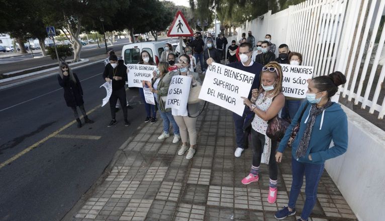 Protesta frente a la sede de Bienestar Social del Cabildo