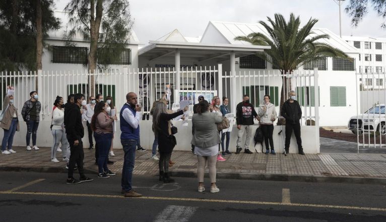 Protest in front of the headquarters of Social Welfare of the Cabildo Protest in front of the headquarters of Social Welfare of the Cabildo