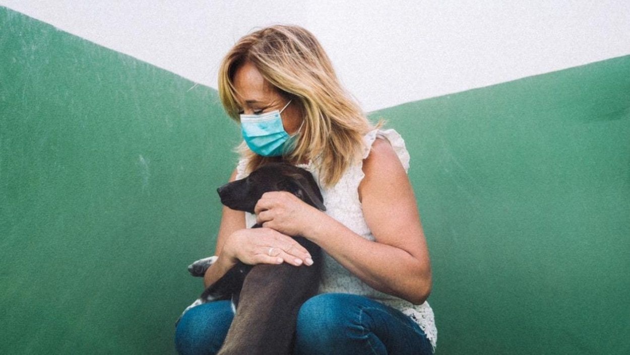 La concejal Saro González, con uno de los perros alojados en el Centro de Protección Animal de Arrecife