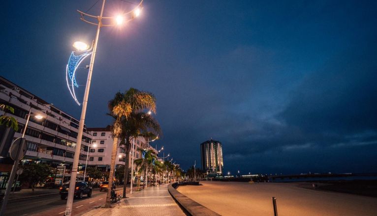 Iluninación navideña en todo el paseo marítimo de Arrecife. En la imagen la zona de la Playa del Reducto