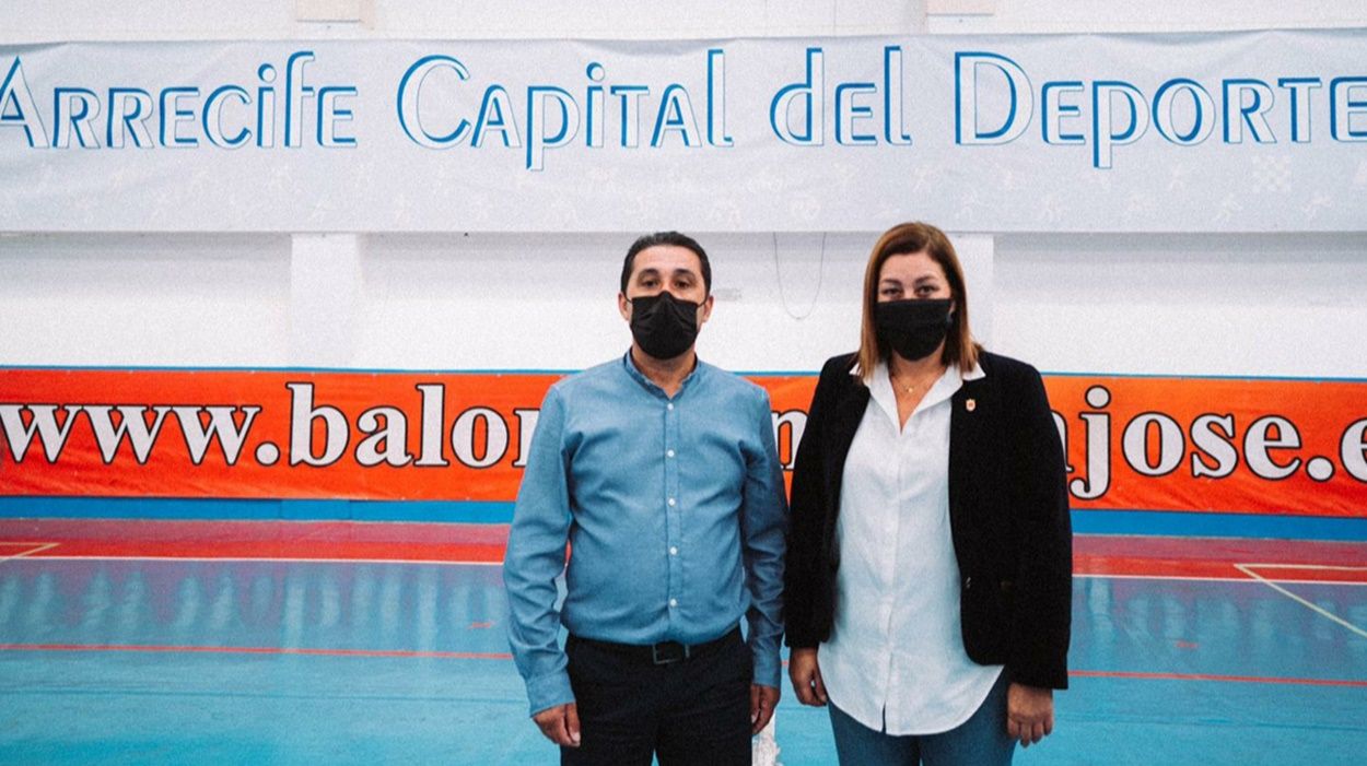 The Mayor of Arrecife, Ástrid Pérez, and the Councilor for Sports, Roy González