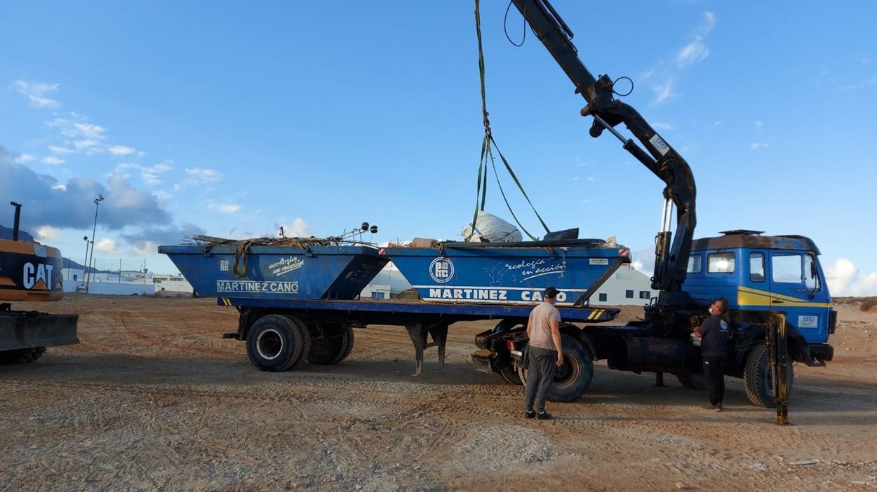 Limpieza de enseres en La Graciosa