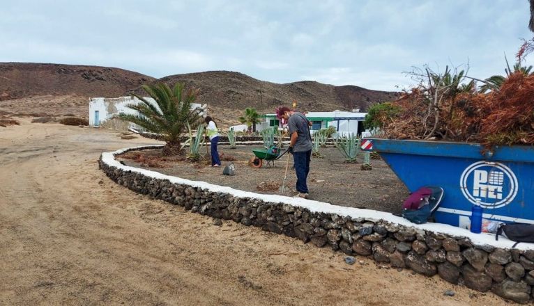 Limpieza de jardines en La Graciosa