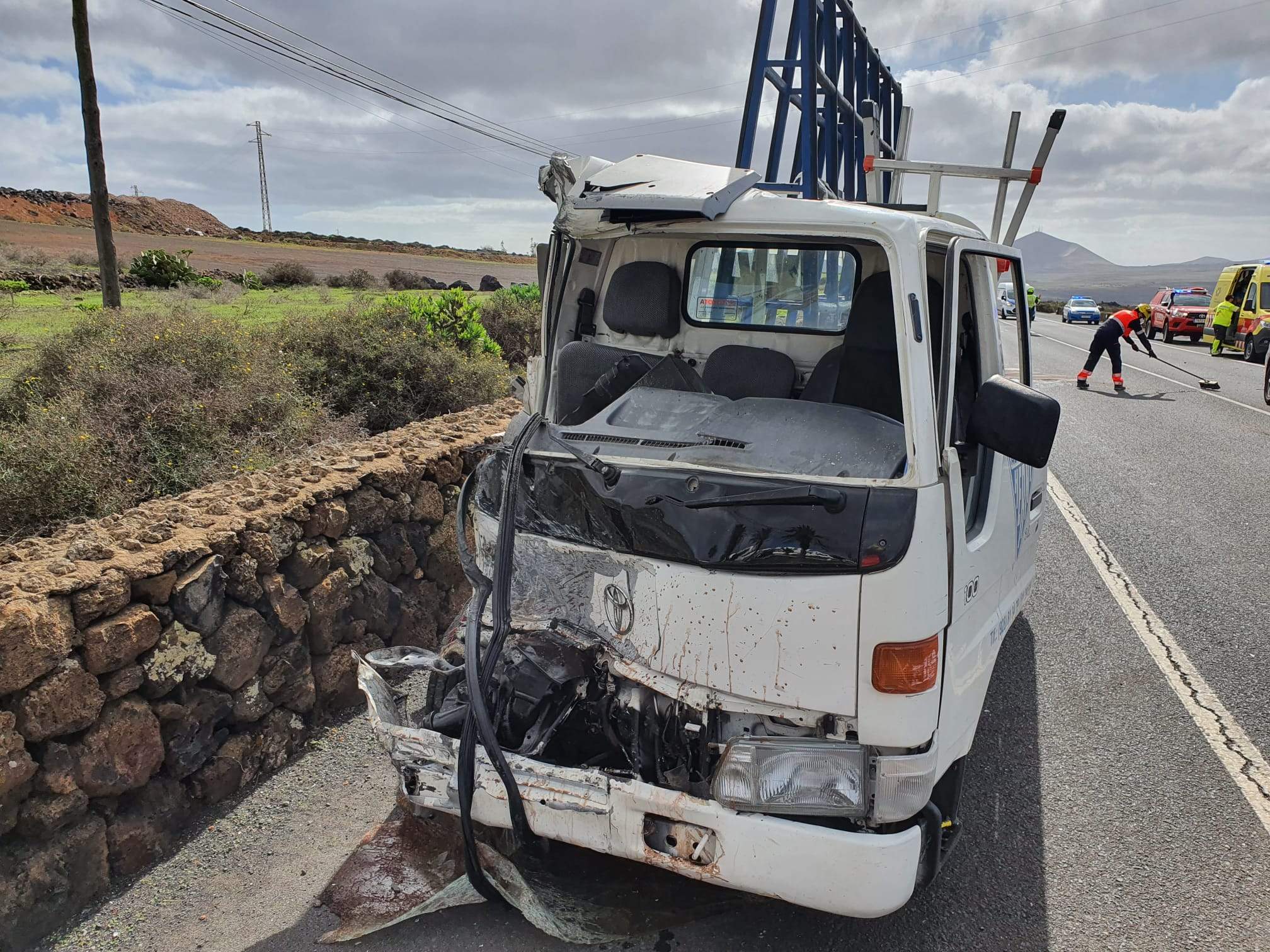 Choque y vuelco en La Villa