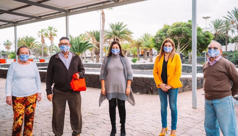 Astrid Pérez y María Jesús Tovar visitan las Aulas de la Tercera Edad para solicitar reforzar las medidas preventivas ante la Covid. Mayores de Altavista