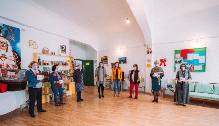 Astrid Pérez y María Jesús Tovar visitan las Aulas de la Tercera Edad para solicitar reforzar las medidas preventivas ante la Covid. Aula de Mayores de Titerroy