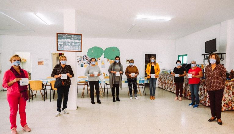 Astrid Pérez y María Jesús Tovar visitan las Aulas de la Tercera Edad para solicitar reforzar las medidas preventivas ante la Covid Astrid Pérez y María Jesús Tovar visitan las Aulas de la Tercera Edad para solicitar reforzar las medidas preventivas ante la Covid