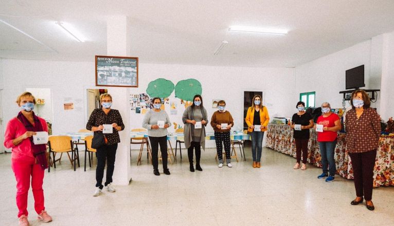 Astrid Pérez y María Jesús Tovar visitan las Aulas de la Tercera Edad para solicitar reforzar las medidas preventivas ante la Covid