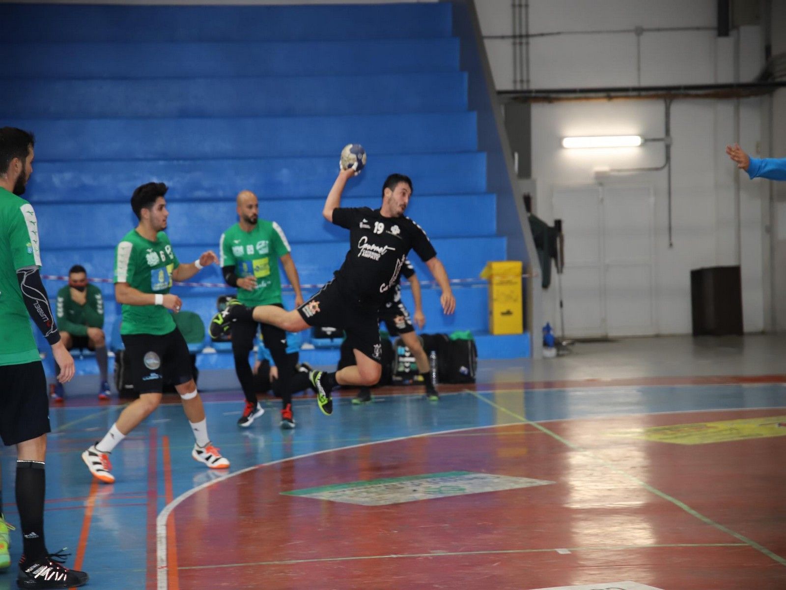 El Gourmet Ampate Lanzarote se deja el liderato en la  cancha del Bueu Atlético Balonmano