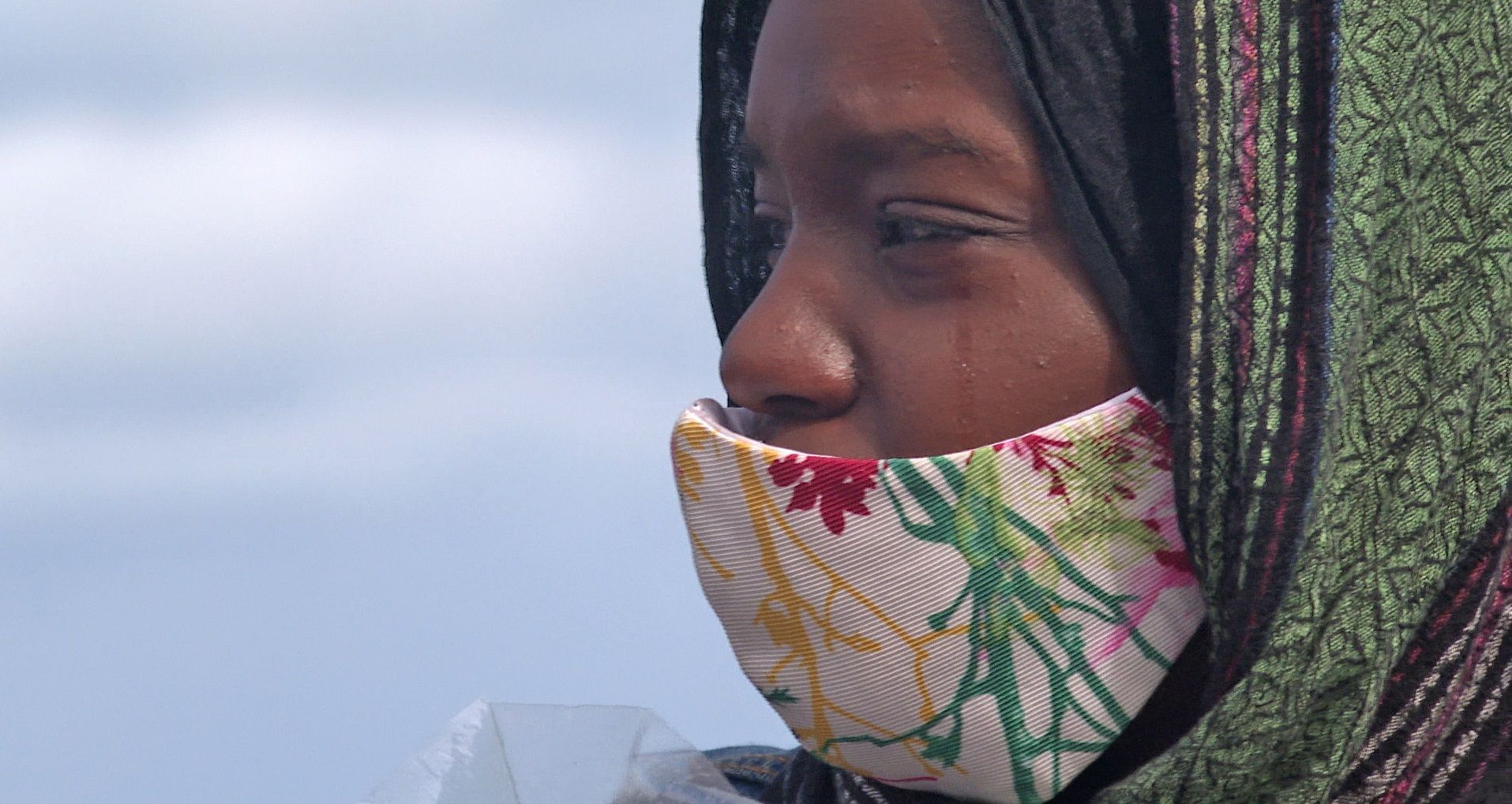 Imagen de una mujer en uno de los actos en Órzola por los inmigrantes fallecidos