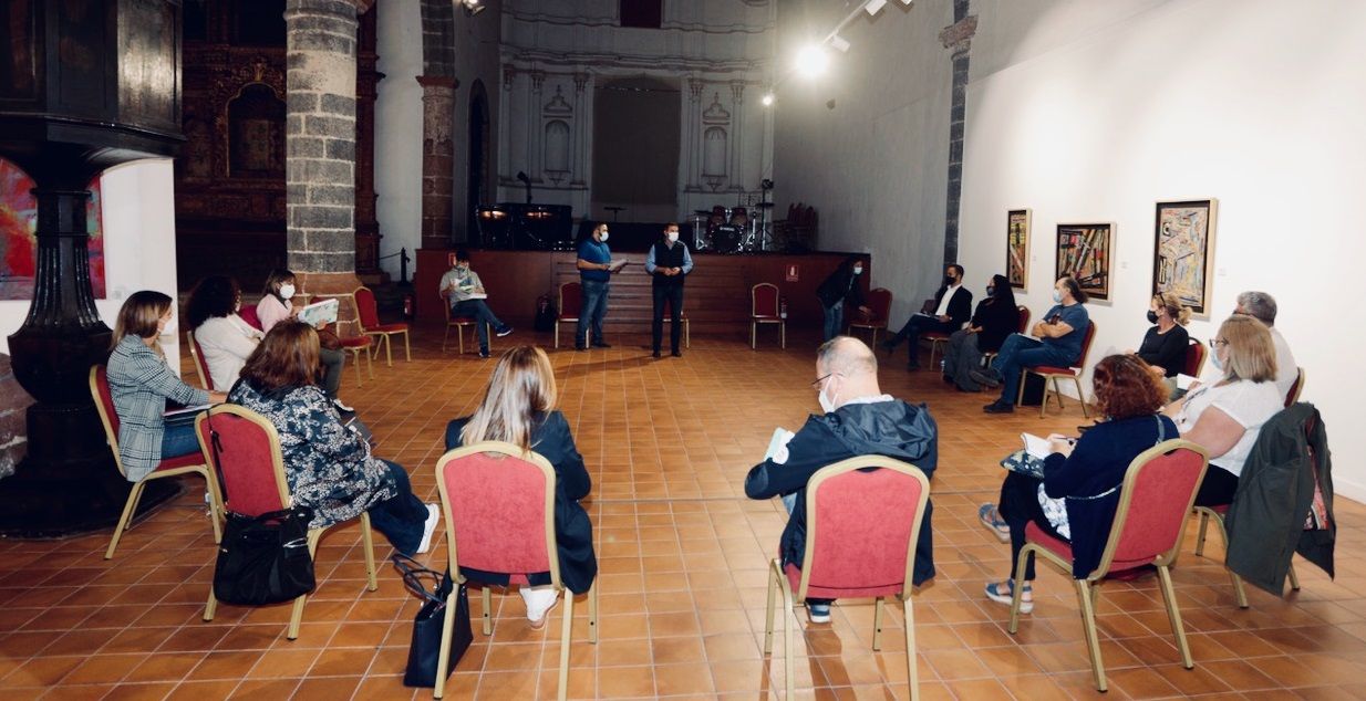 Reunión del Ayuntamiento de Teguise con colectivos de educación