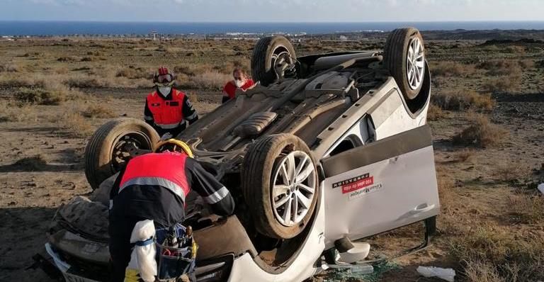 Un coche vuelca en la bajada del Kárting