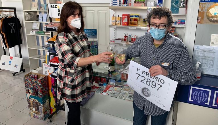 Los responsables de la administración de lotería de Haría celebran haber entregado El Gordo