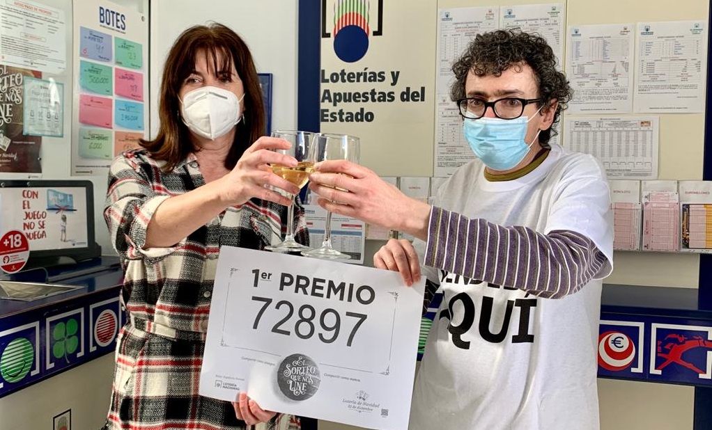 Eloína y su hermano celebran haber repartido un pellizco de El Gordo