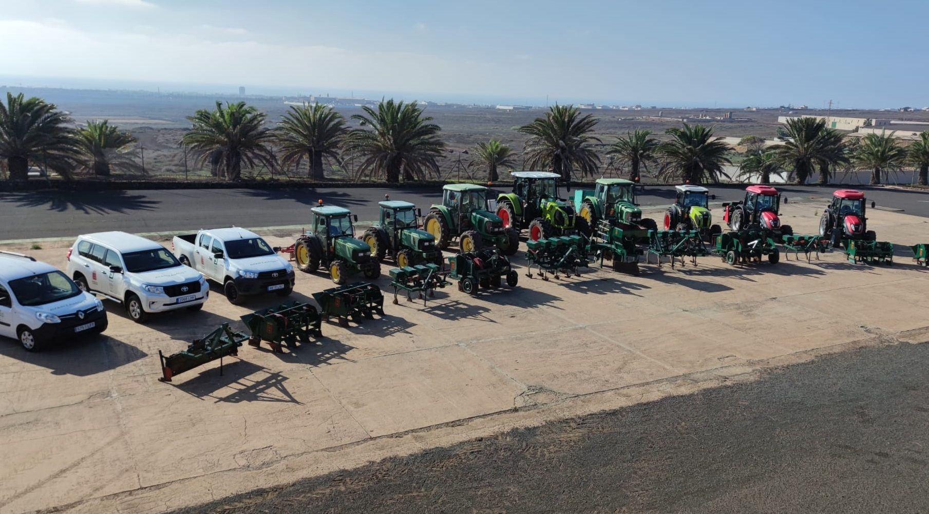 Presentación de tractores y nueva maquinaria para la Granja Agrícola del Cabildo