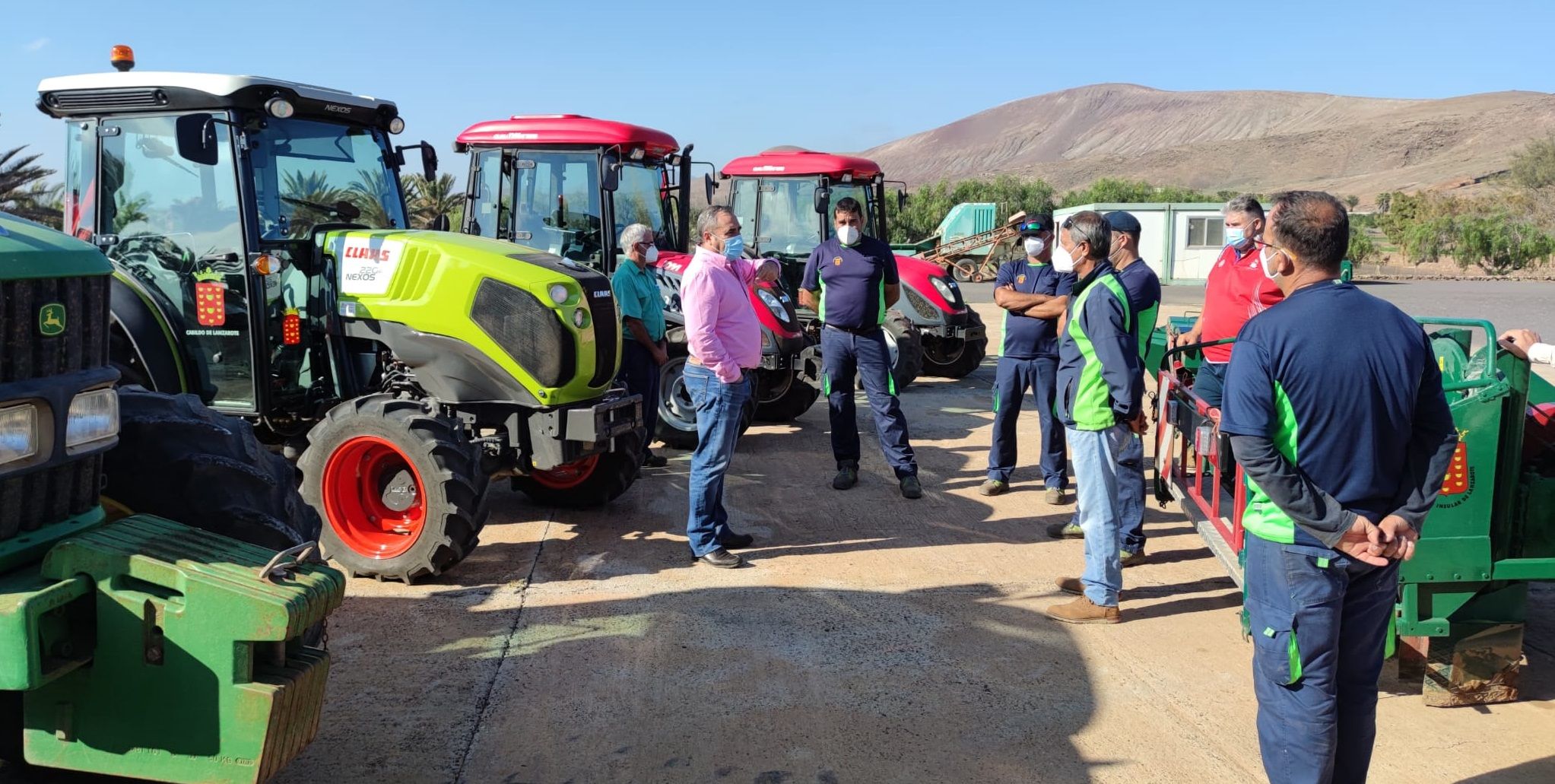 Presentación de nuevos tractores y maquinaria para la Granja Agrícola del Cabildo